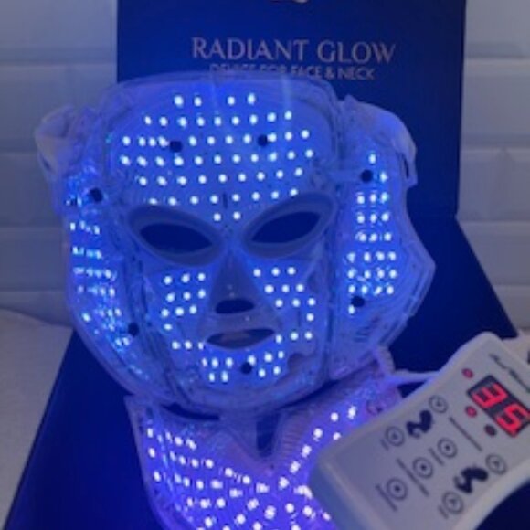 Latoua Mille Radiant Glow LED Face Mask and Neck Device - Picture 13 of 13